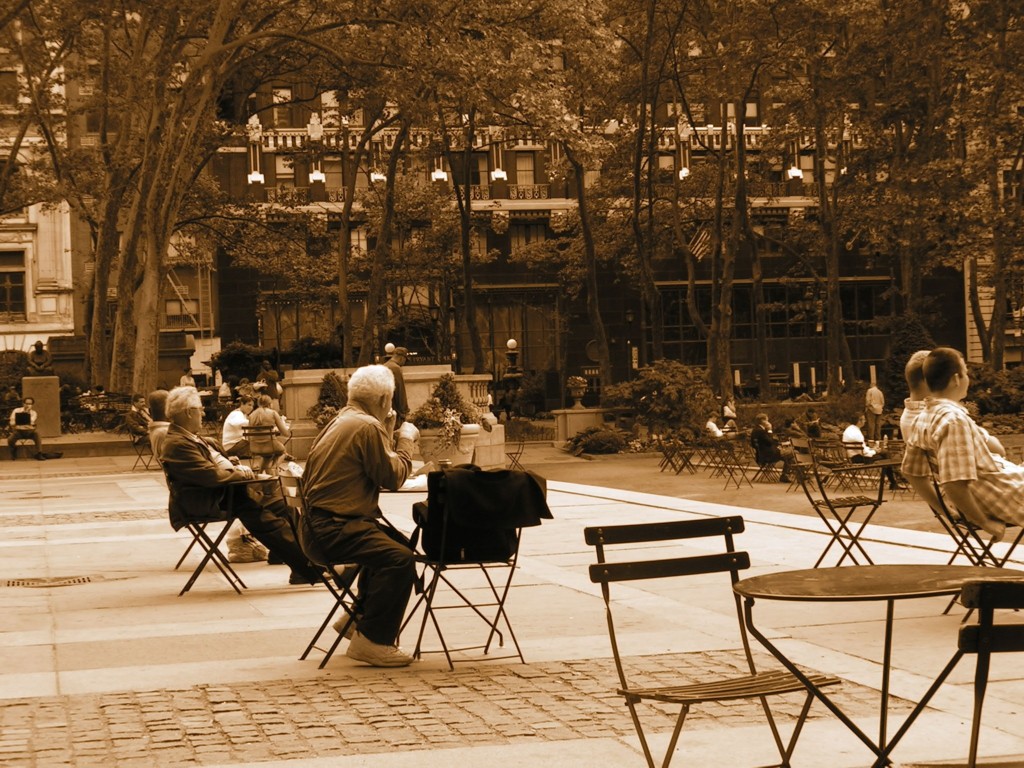 Bryant Park
Přímo uprostřed Manhattanu, nedaleko Public Library, je oblíbený parčík, který slouží jako čítárna. Přijďte, půjčte si knihu a odpočívejte.
