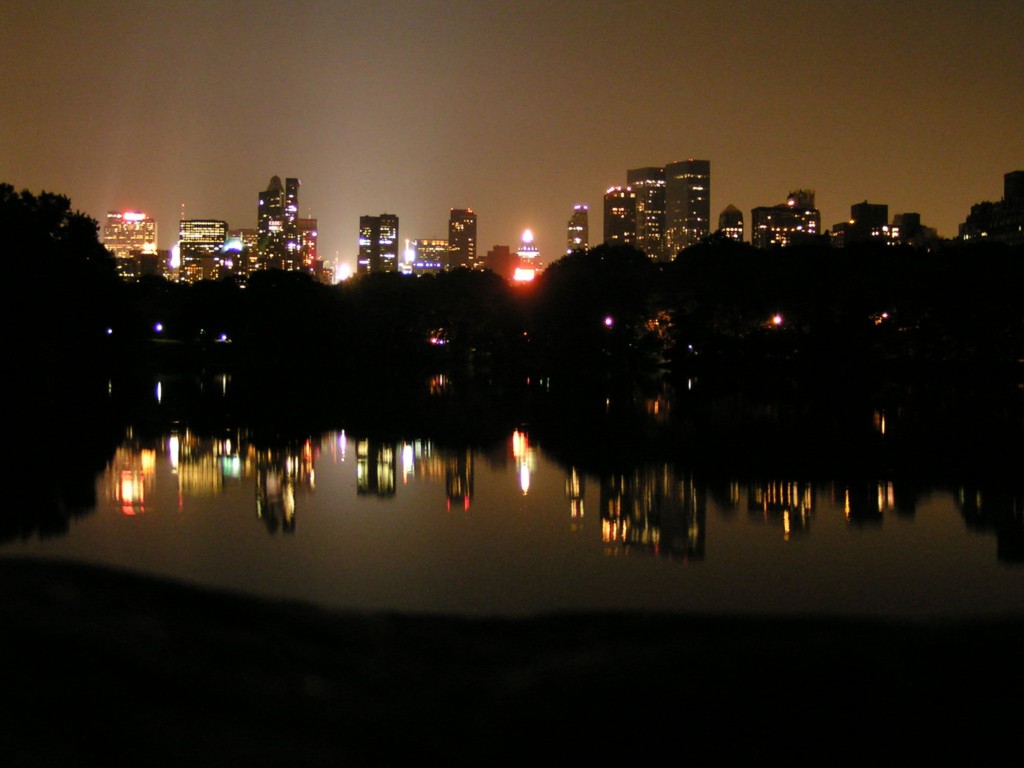 Skyline
Noční pohled na jezírko v Central Parku, kde se zrcadlí osvětlené mrakodrapy.
