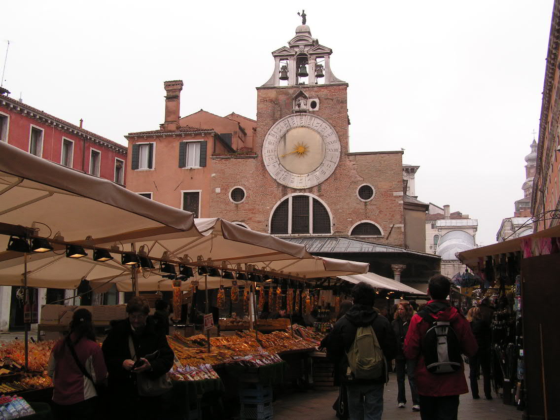 Trh u Ponte di Rialto
Hodiny na kostele v pozadí prý již při uvedení do chodu v roce 1410 nešly přesně.
