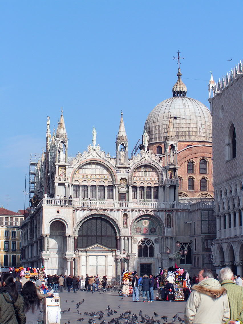 Basilica di San Marco
Jako jedno z mála měst jsou Benátky hrdé na své holuby. Můžete si koupit sáček kukuřice a počítat, kolik opeřenců si sedne na vaši ruku. Někdy ani nepotřebujete zrní a holubí přízně máte přesto víc, než jste si přáli.
