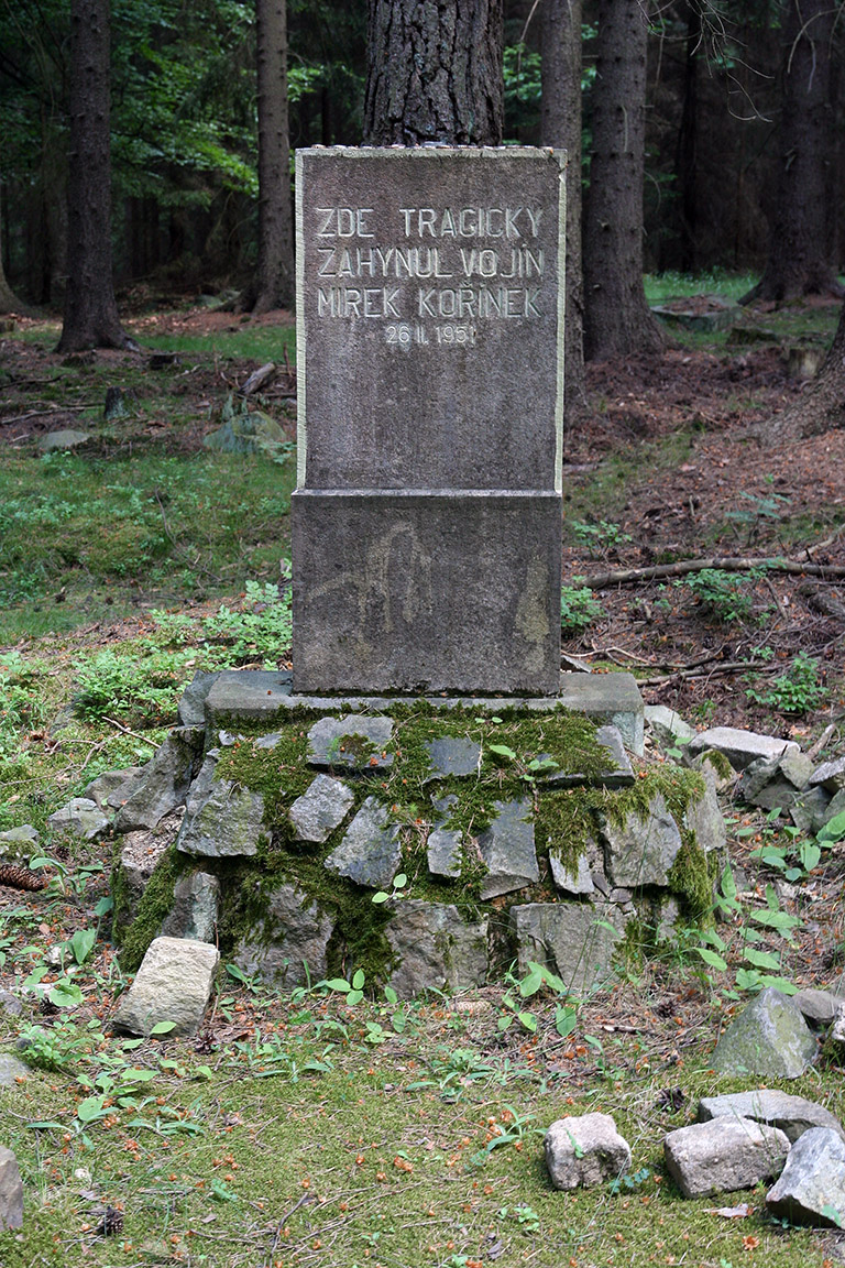 Památníček vojína Mirka Kořínka, malý kousek od Tění směrem na Rúžek
