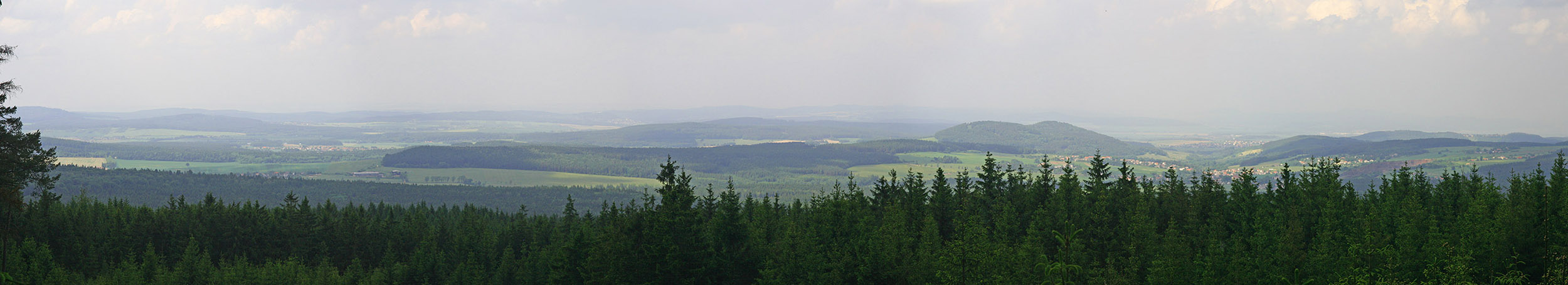 Panoramatický výhled z Hlavy, podle lomu v pravé části obrázku poznáte Zaječov
