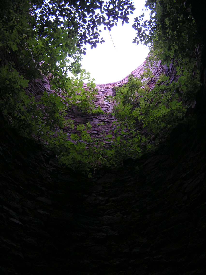 Interiér bergfritu - pozoruhodné je pravděpodobné uložení pater na zevnitř schodovitě ustupujících zdech.
