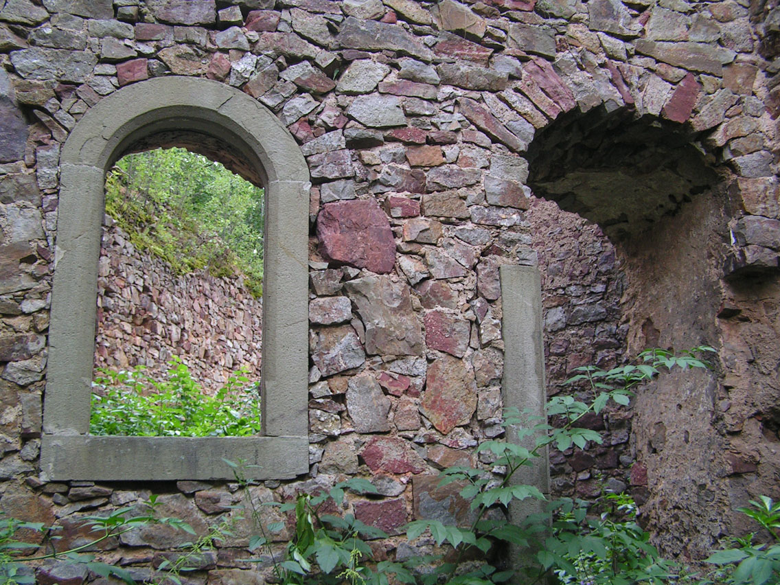 Pískovcová obložení dveří a oken pocházejí pravděpodobně až z 19. století, kdy majitelé hrad v romantickém duchu částečně rekonstruovali.

