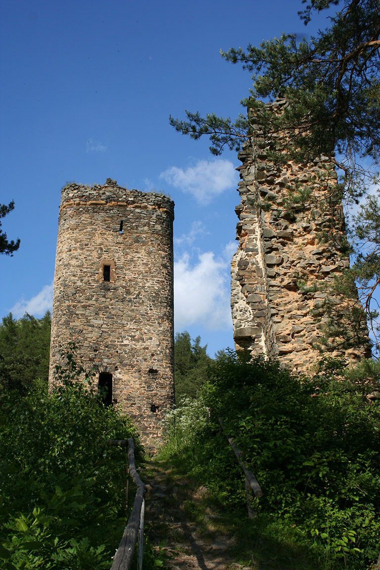Severní věž a střep jižní věže
