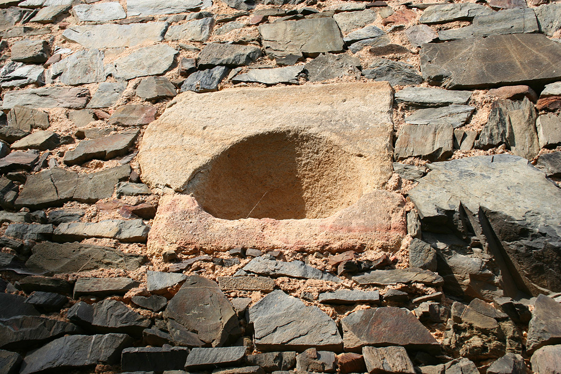 Pískovcová nálevka v severní věži, údajně průchodka pro přívod vody do přízemí věže.
