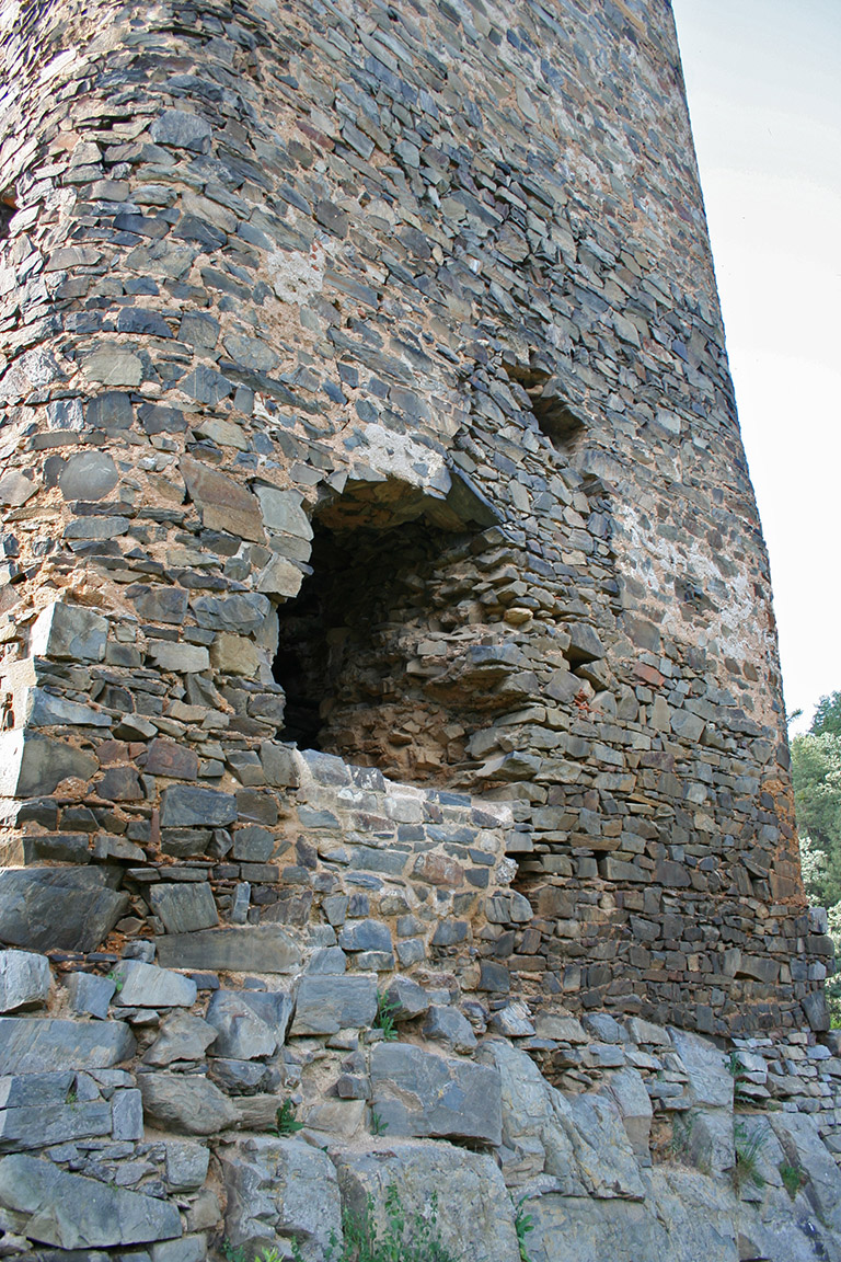 Věž je pomalu ale jistě opravována. I na mnoha dalších místech hradu zdivo jeví stopy péče, alespoň v podobě vyspárování a zabezpečení proti dalšímu drolení.
