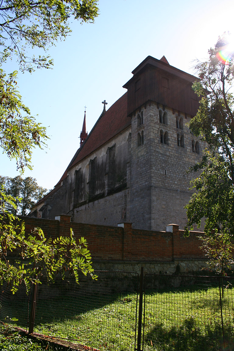 V pohledu na kostel sv. Jiljí je zřejmé těleso původního románského kostelíka včetně zvonice.
