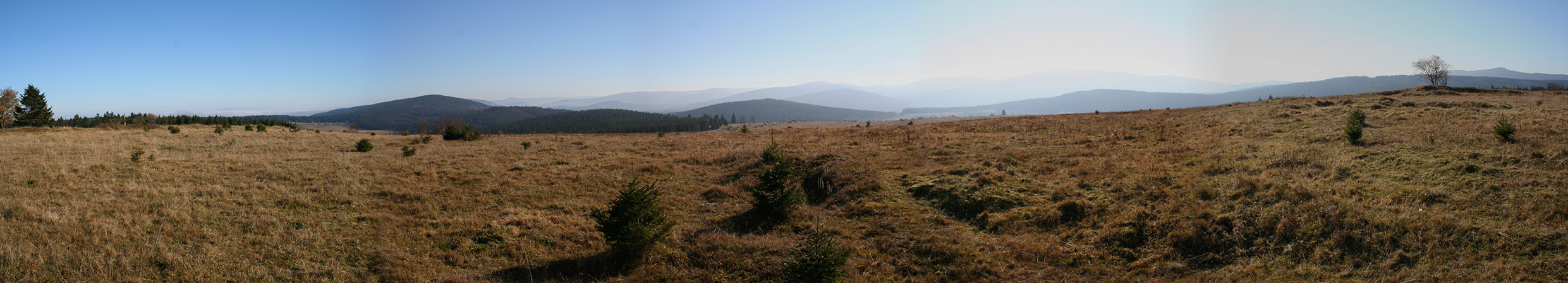 Rozhled z kopce "Hadí vrch", mezi šumavskou vesničkou Keply a zaniklým Zhůřím. Za horizontem údolí Křemelné, dále hřebeny české a především německé části Šumavy.
