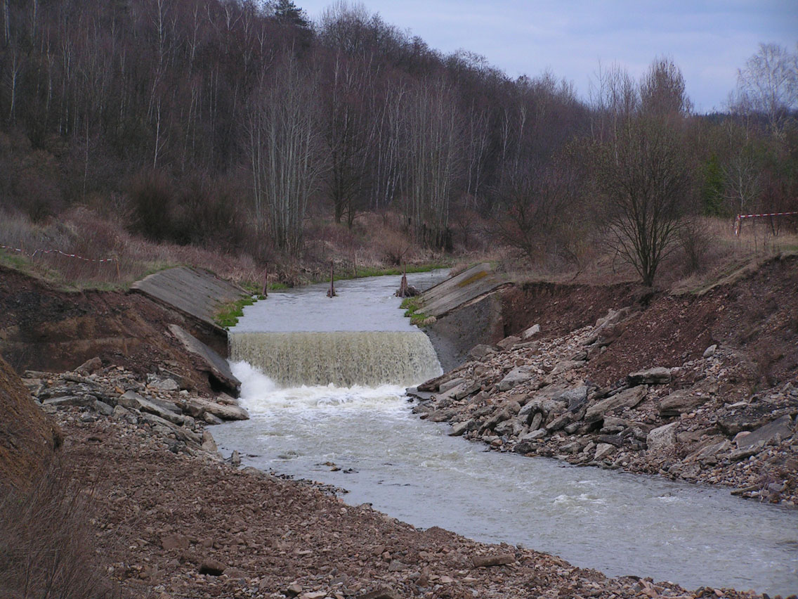 Povodeň v roce 2002 poněkud upravila ústí řeky Klabavy. Panely součástí původního koryta.
