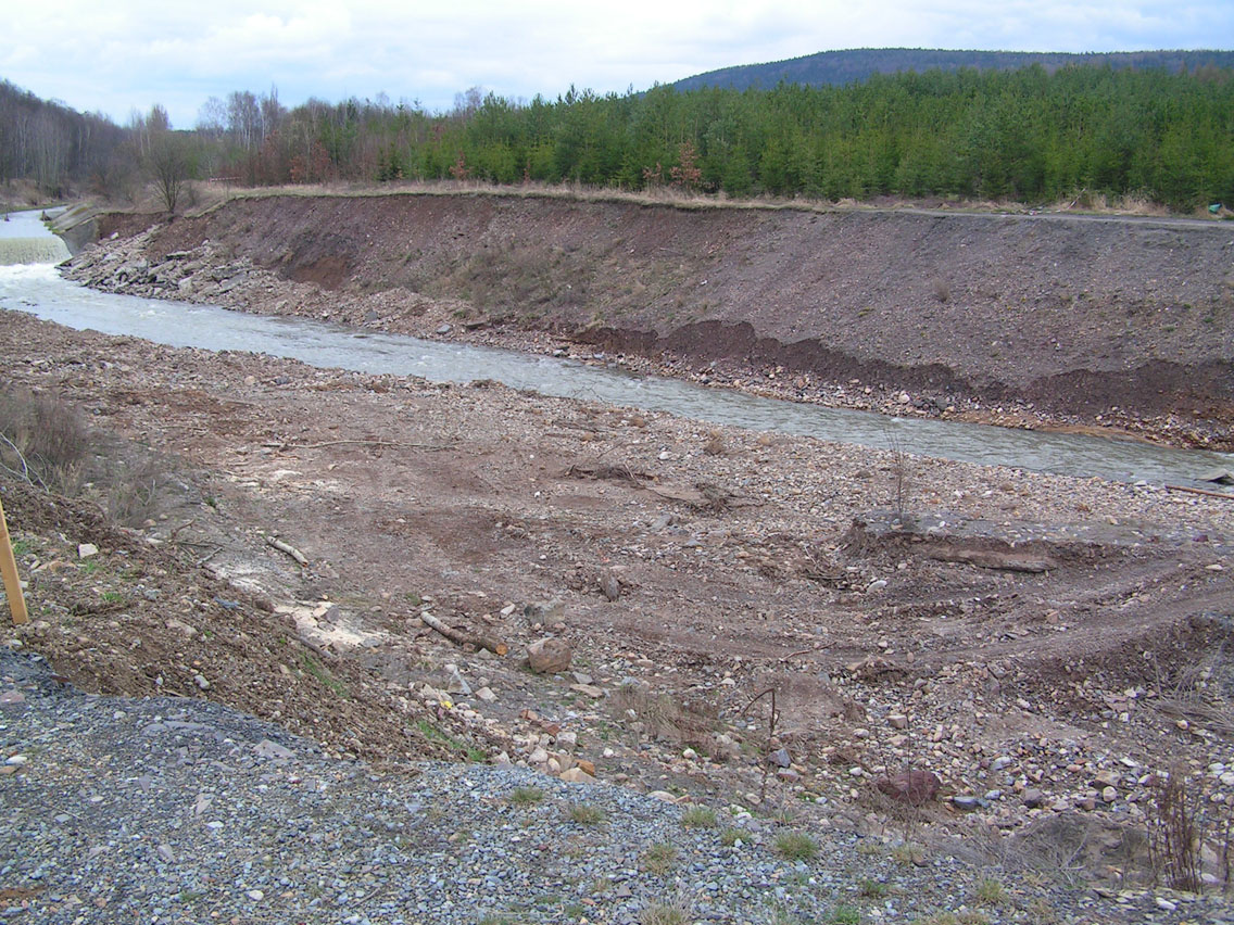 Povodeň v roce 2002 poněkud upravila ústí řeky Klabavy. Panely součástí původního koryta.
