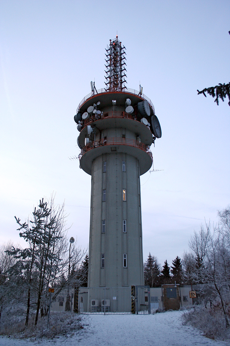 Dominantou Radče je vrchol s nepříliš invenčním jménem Brno, nazývaný však místně také Radeč, s retranslační věží ověšenou parabolickými anténami.
