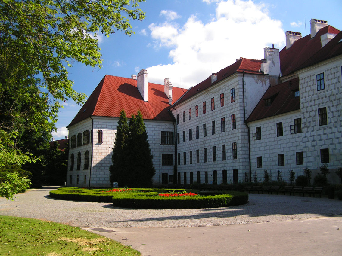 Třeboňský zámek - pohled z parku
