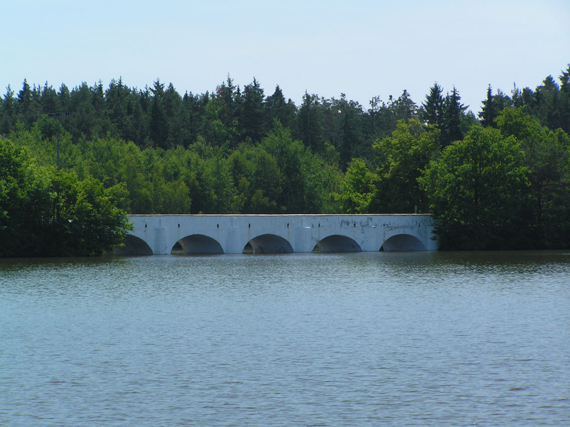 Most nad rybníkem Vítek (ten se nachází na území, kde se dříve rozprostíraly vody Rožmberka)
