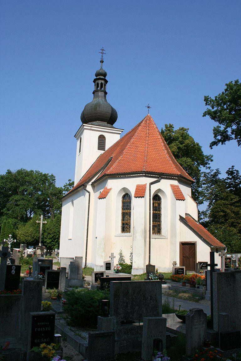 Hřbitovní kostelík sv. Jiljí, doložený roku 1515. Sloužil jako místo posledního odpočinku členů rodu Schwarzenbergů, dokud nebyla v 19. století nedaleko vystavěna nová hrobka.
