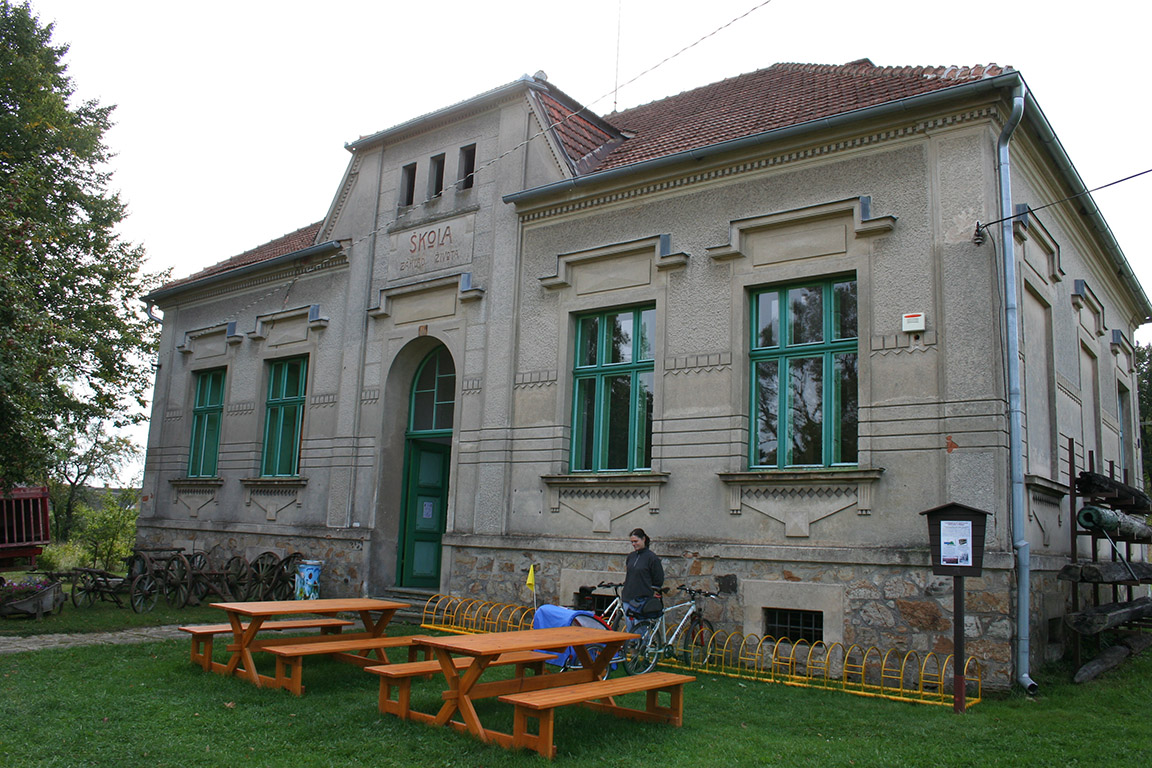 Informační centrum v bývalé škole v Kojákovicích. 
