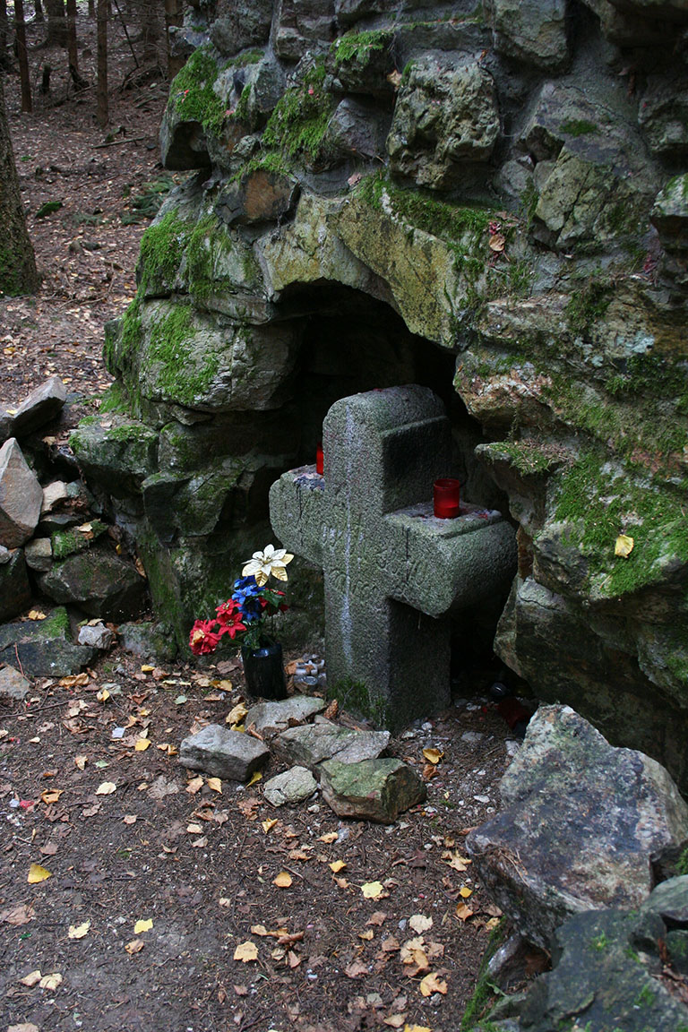 Mohyla J.J.Ryby na úbočí Stěrbiny poblíž  Voltuše - původně ze byl jen samotný kamenný křížek, mohyla nad ním byla vybudována lesníky až v pozdější době.
