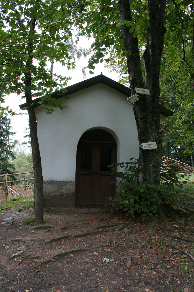 Kaplička z 18. století pod vrcholem Třemšína
