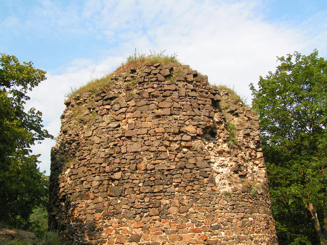 Relativně zachovalá věž hradu
