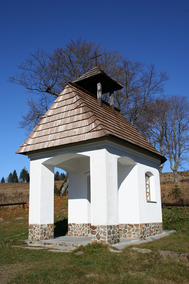 Kaplička, postavená v roce 1999 na místě bývalého kostela
