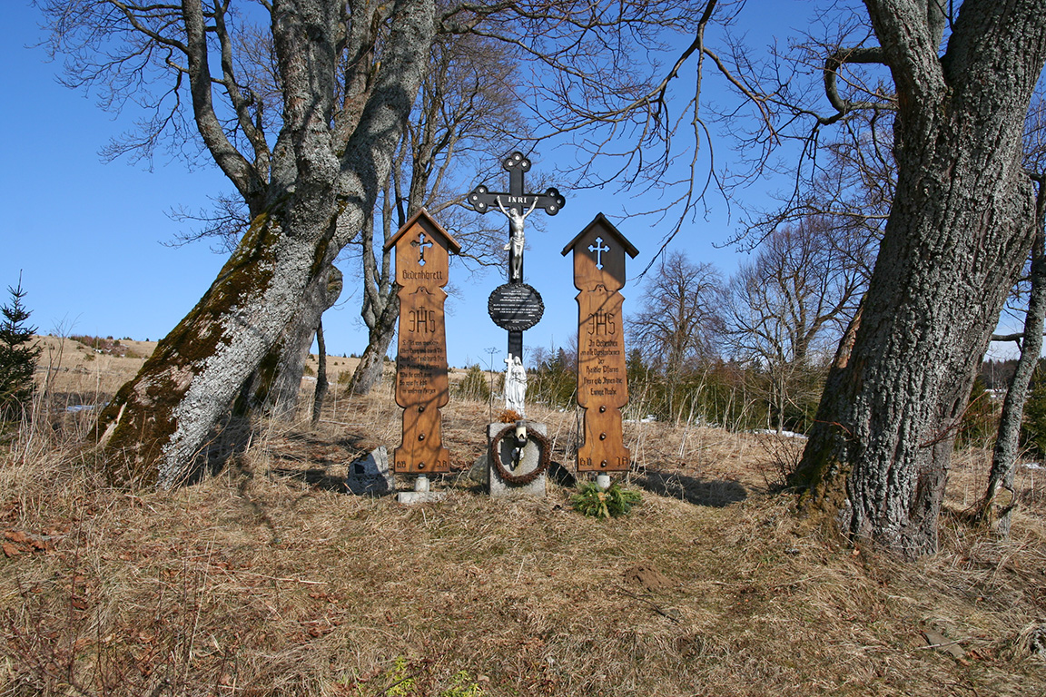 Pamětní prkna u kapličky - podle úlomků pomníčků v okolí zde u kostela byl nejspíš i hřbitov.
