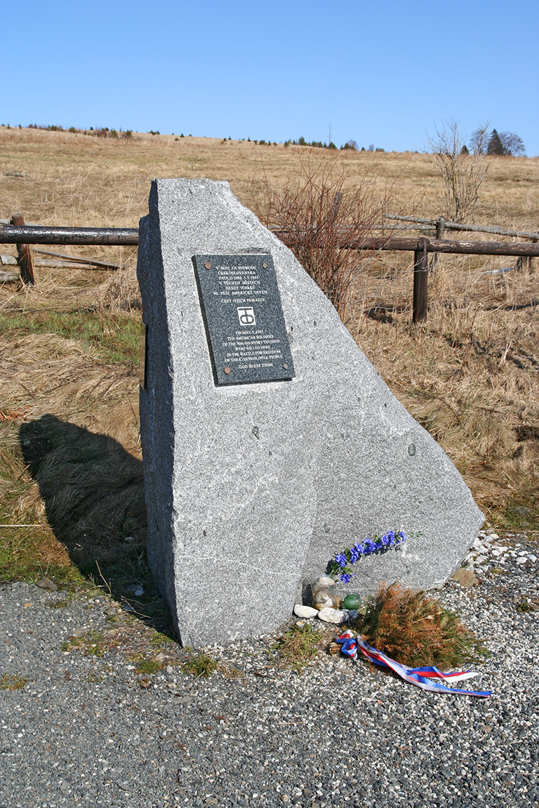 Pomník amerických vojáků, kteří zde padli na samém konci války (5.května 1945).

